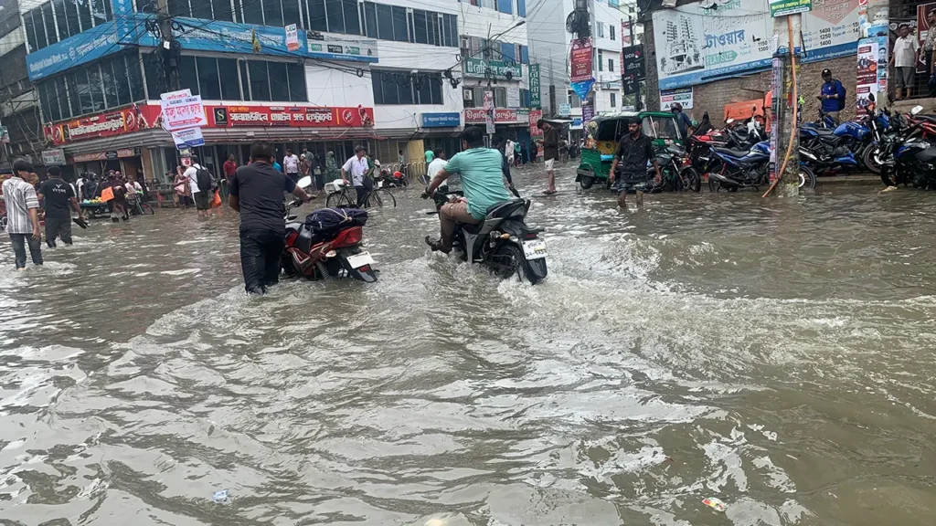 টানা বর্ষণে ডুবল কুমিল্লা নগরী, চরম দুর্ভোগে জনজীবন